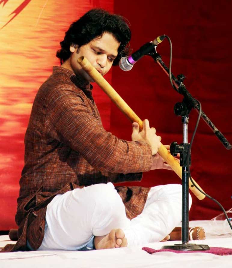 shridhar guruji playing bansuri